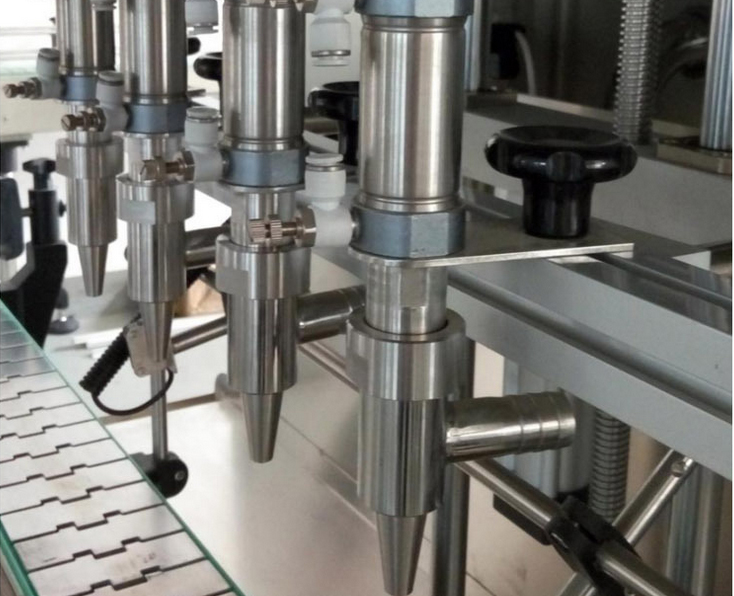 油類灌裝生產線細節(jié)圖